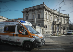 Ambulanza di fronte la sede che ha fatto la storia di croce verde sempione